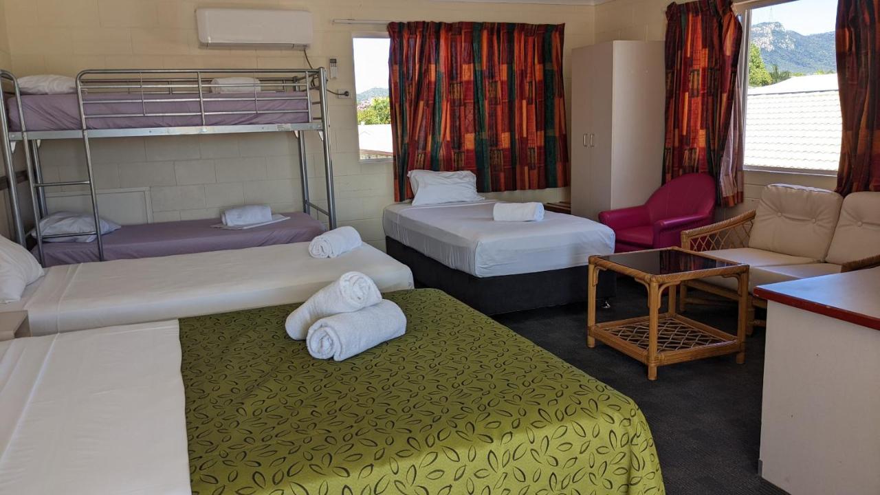 טאונסביל Monte Carlo Motor Inn מראה חיצוני תמונה
