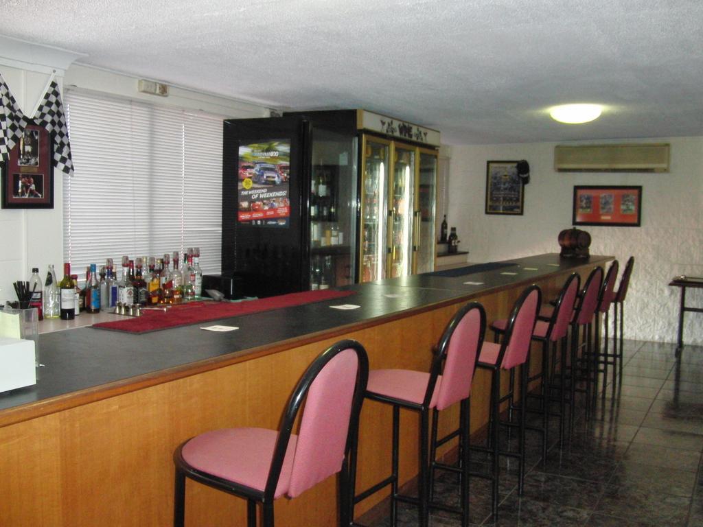 טאונסביל Monte Carlo Motor Inn מראה חיצוני תמונה